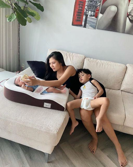 Sinh con mới hơn1 tháng chúng huyền thanh vội vã đi cày đến bong cả đế giày