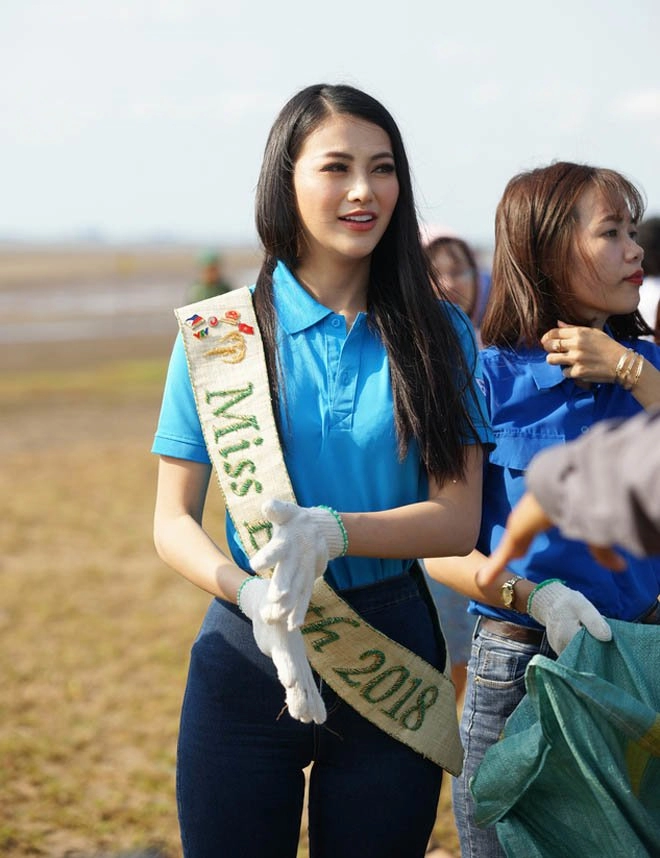 Soi trang phục từ thiện của top 3 miss world và phương khánh khi đúng mực là một nghệ thuật