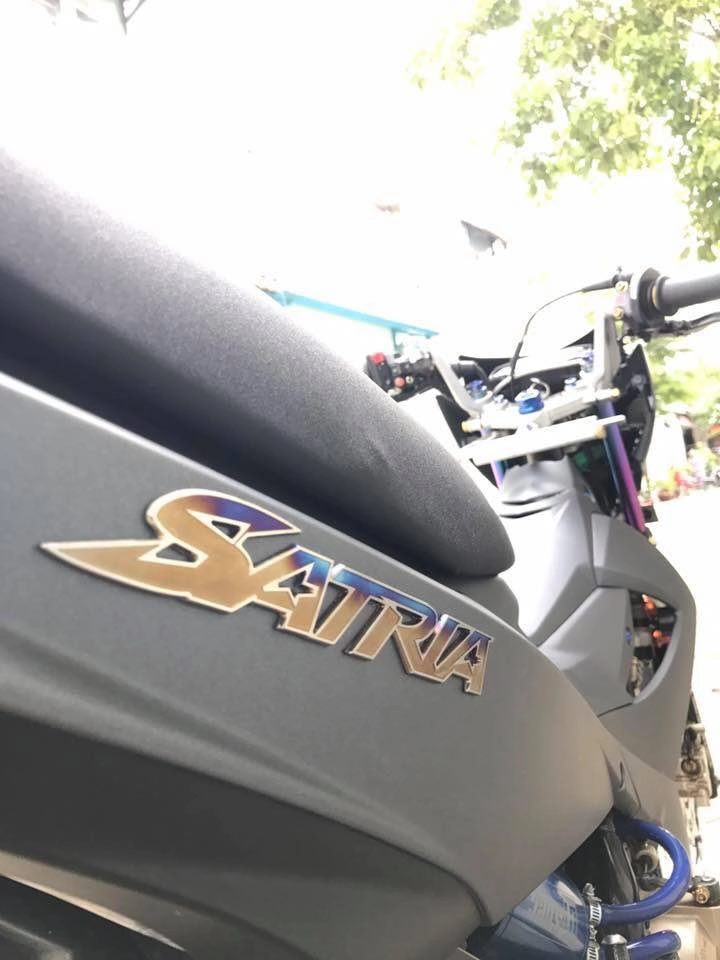 Suzuki satria mang dáng dấp cực ngầu trong tông áo xám