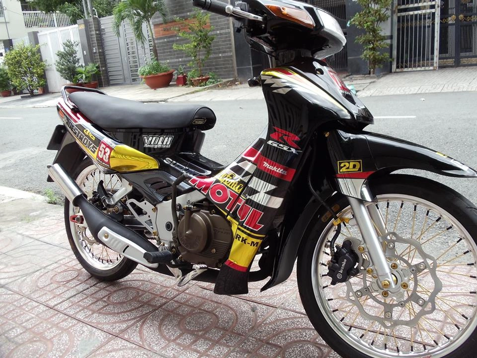 Suzuki sport huyền thoại 2 thì ẩn thân trong bộ cánh satria 2000