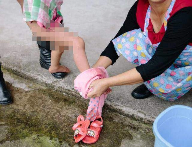 Thấy cảnh bố đi vệ sinh không đóng cửa con gái 3 tuổi làm hành động kỳ lạ mỗi ngày khiến mẹ hoang mang
