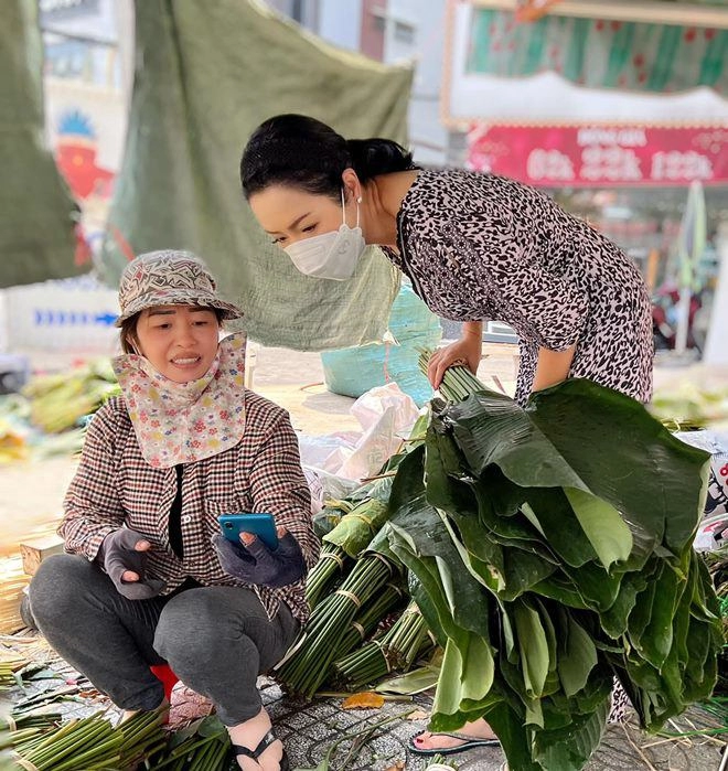 Trịnh kim chi lê thúy và dàn sao gói bánh chưng có người mang bánh ra chuồng bò khoe