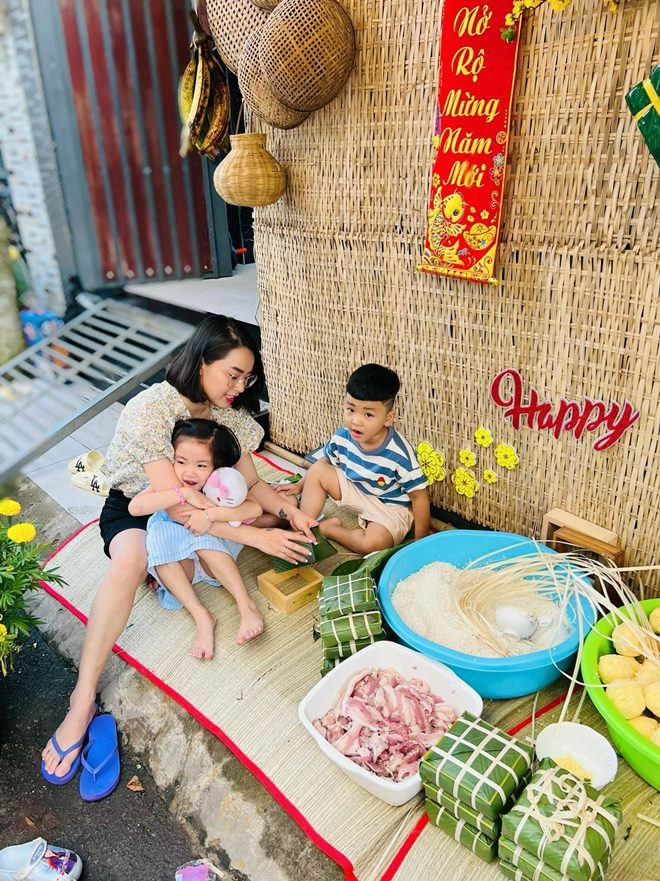 Trịnh kim chi lê thúy và dàn sao gói bánh chưng có người mang bánh ra chuồng bò khoe