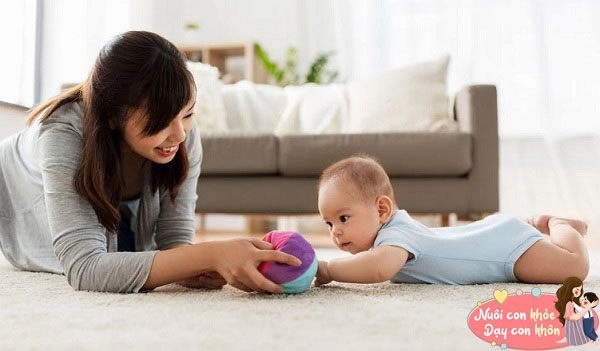 Trò chơi vận động cho trẻ sơ sinh 8 tháng tuổi con phát triển thể chất lẫn trí tuệ