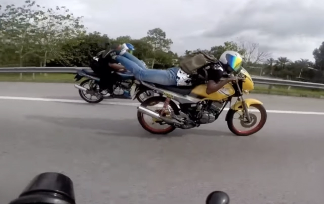 Truy tìm biker siêu nhân singapore thể hiện trên đường phố malaysia