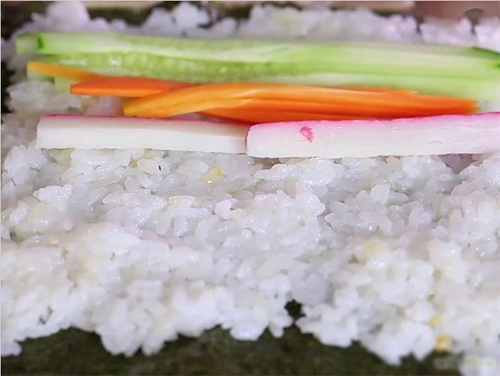 Tự làm sushi cực đơn giản