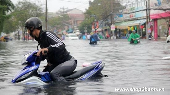 Vì sao xe ngập nước tắt máy không nên khởi động ngay