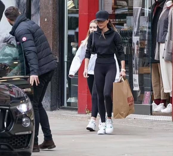 Victoria beckham khoe sắc vóc bên con dâu