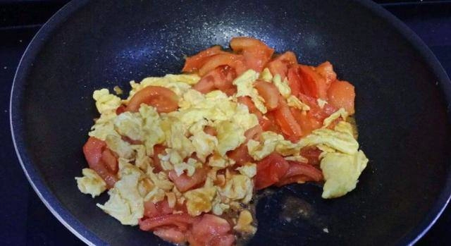 Bé gái 6 tuổi nhập viên sau khi ăn món trứng bác cà chua bà nội nấu bs chỉ ra sai lầm tai hại