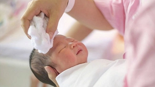 Bé sơ sinh bị lây thủy đậu từ mẹ chuyên gia hướng dẫn cách tắm và cho con bú an toàn
