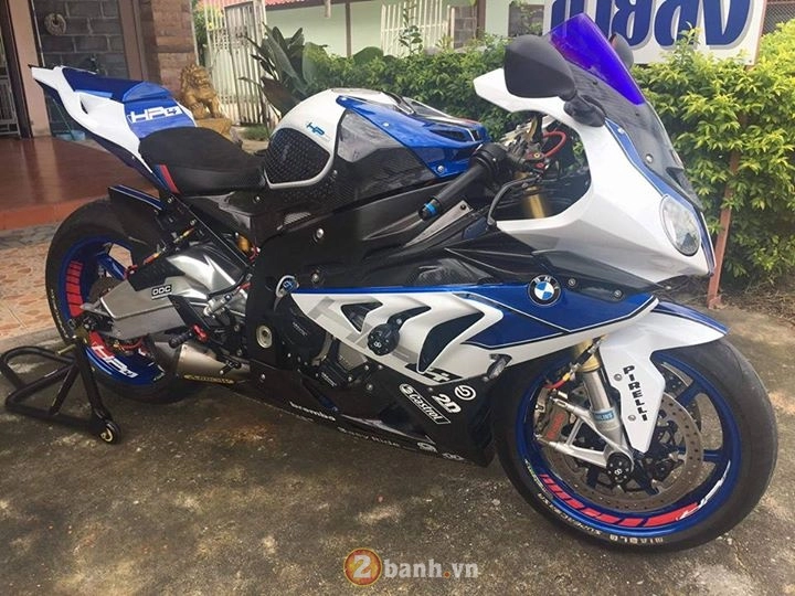 Bmw hp4 siêu hấp dẫn trong bản độ đầy đồ hiệu