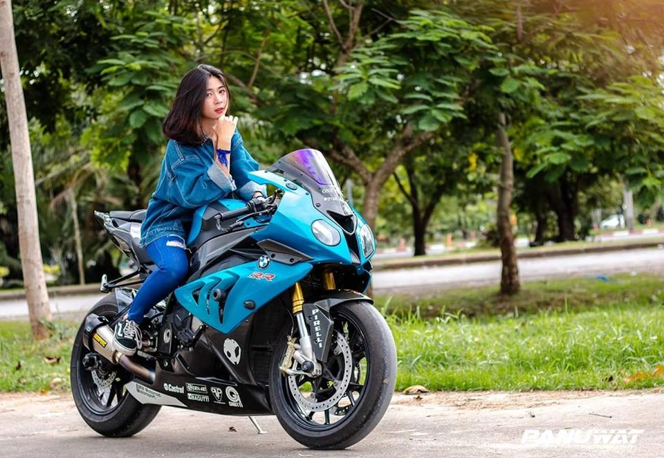 Bmw s1000rr đọ dáng nóng bỏng với hot girl thái