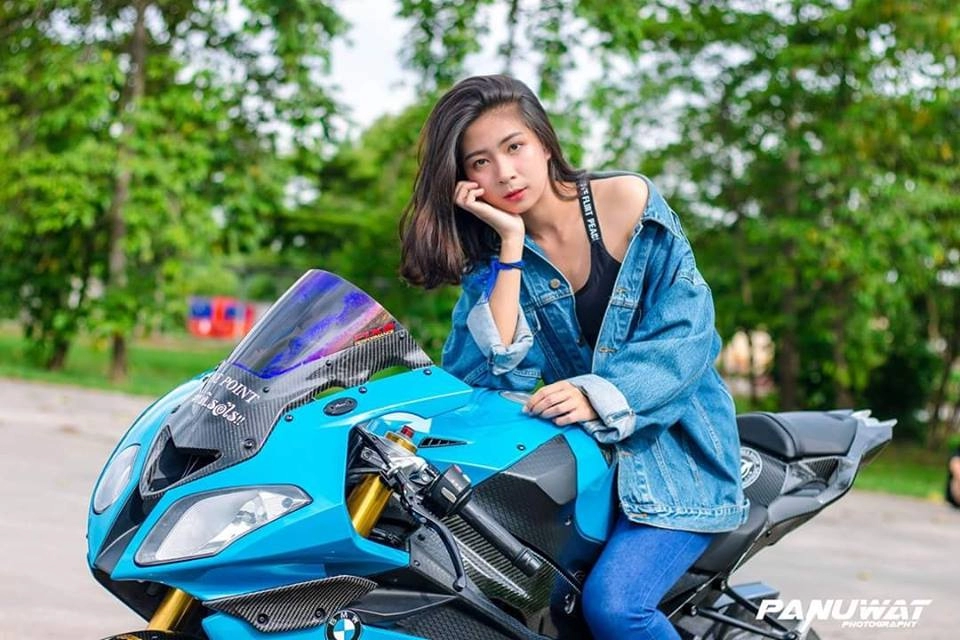 Bmw s1000rr đọ dáng nóng bỏng với hot girl thái