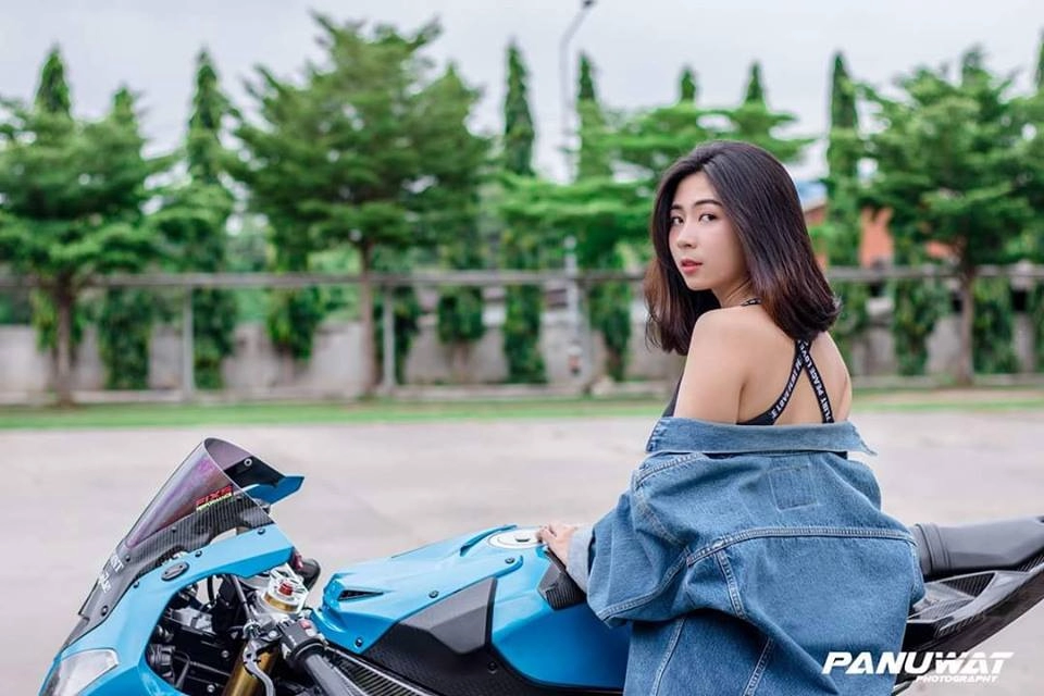 Bmw s1000rr đọ dáng nóng bỏng với hot girl thái