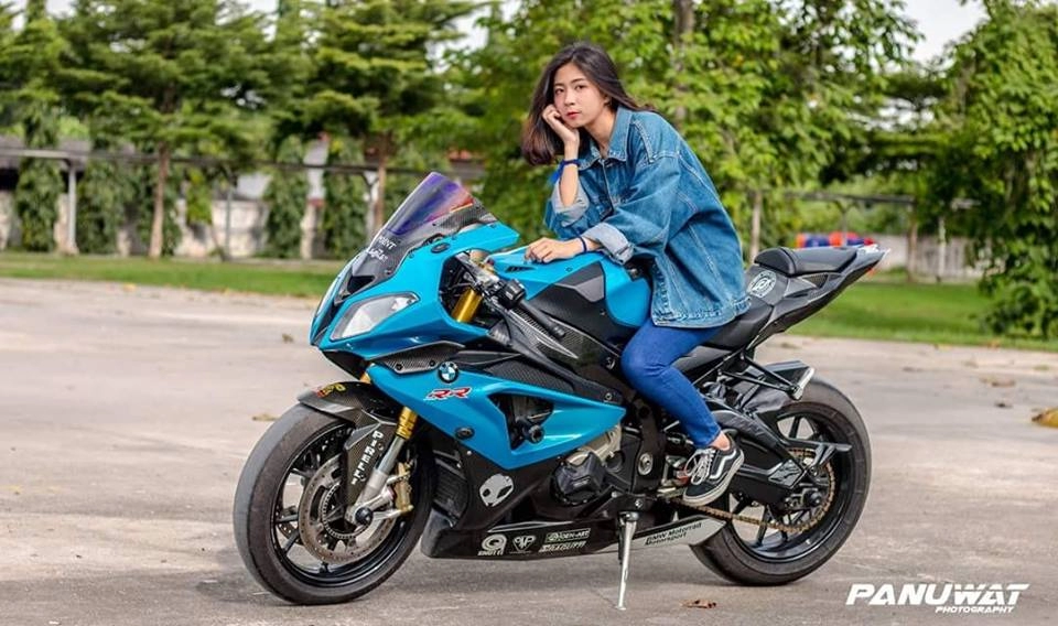 Bmw s1000rr đọ dáng nóng bỏng với hot girl thái