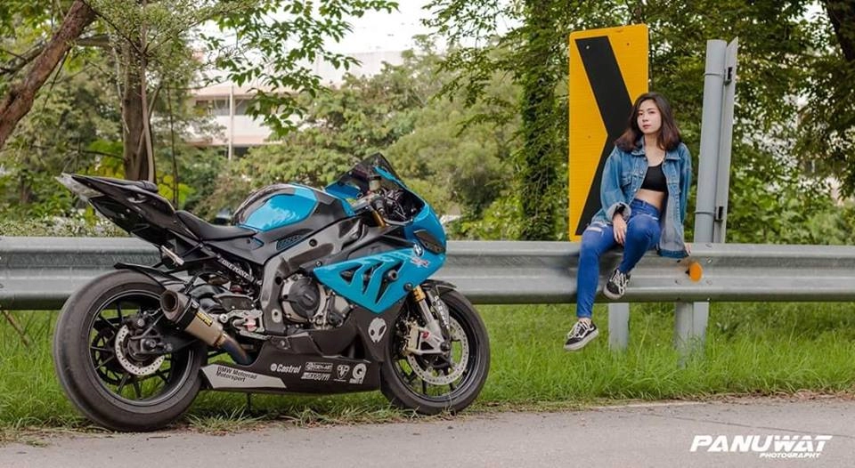 Bmw s1000rr đọ dáng nóng bỏng với hot girl thái