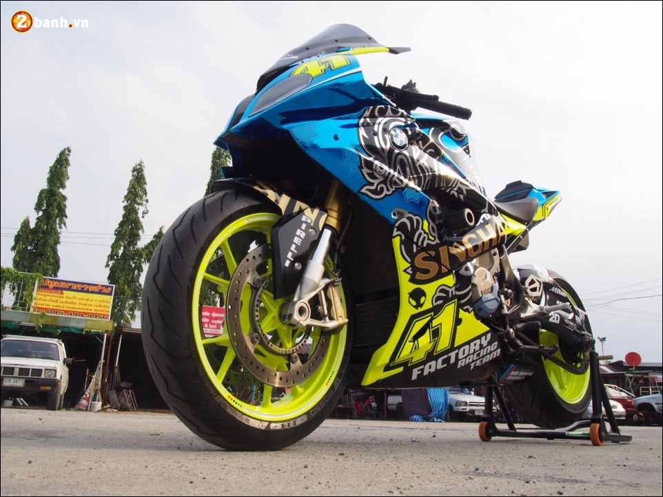 Bmw s1000rr độ so hot cùng tem độ singha beer thái