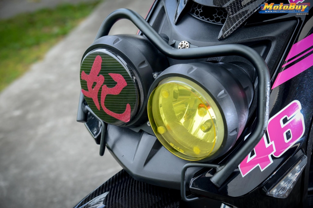 Bwsx 125 độ cực chất đọ dáng bên bóng hồng xăm trổ của biker xứ đài