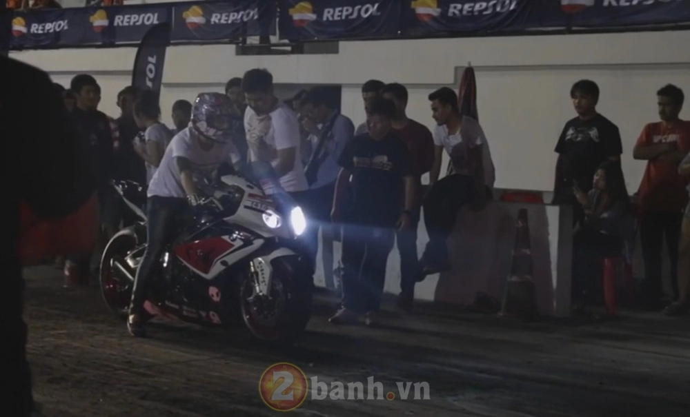 clip - màn đua drag tuyệt vời của bmw s1000rr và hp4