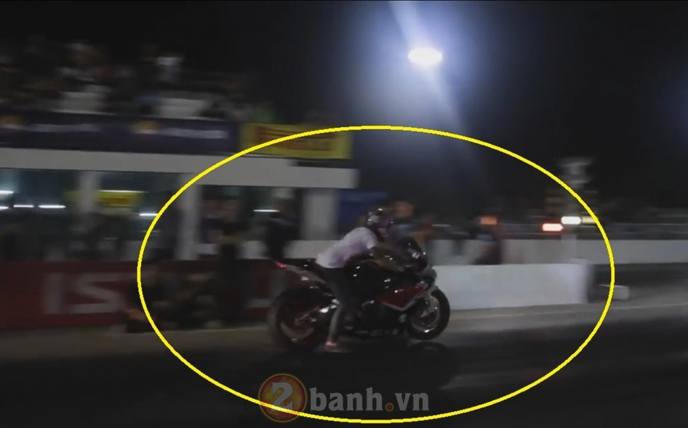 clip - màn đua drag tuyệt vời của bmw s1000rr và hp4