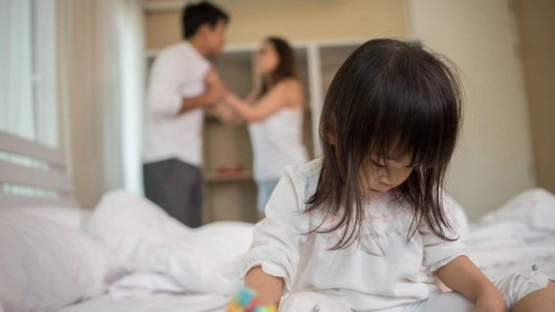 Con gái 5 tuổi cứ đến cuối tuần lại ôm bụng quằn quại đưa đi khám bác sĩ liền bảo bố mẹ ly hôn đi