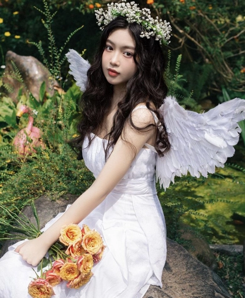 Con gái lớn nhà quyền linh mặc váy trắng tinh khôi hoá thiên thần mừng tuổi 17 ngày càng đẹp không tỳ vết