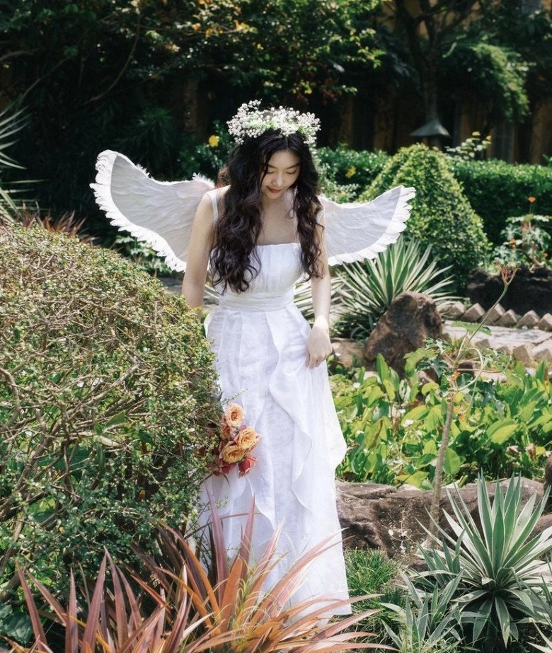 Con gái lớn nhà quyền linh mặc váy trắng tinh khôi hoá thiên thần mừng tuổi 17 ngày càng đẹp không tỳ vết