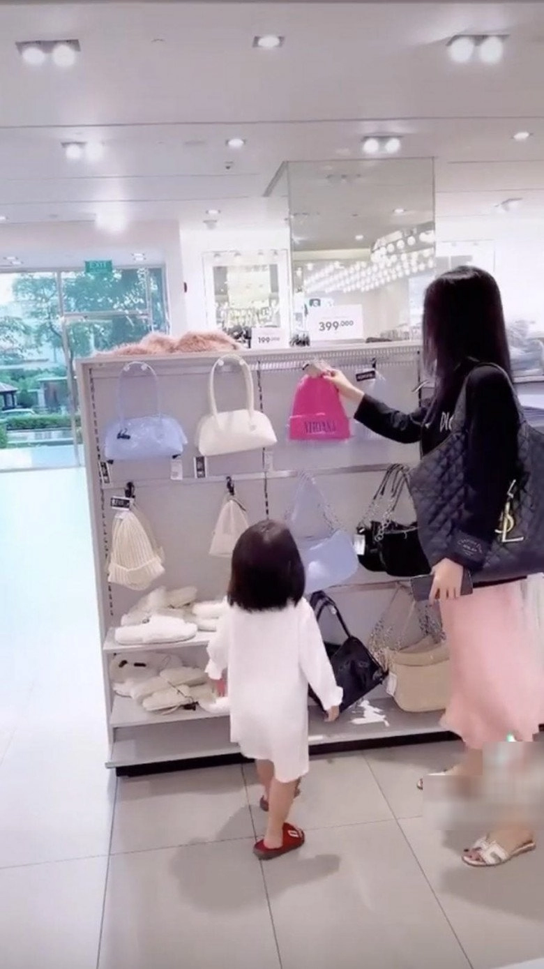 Con gái ngọc trinh 3 tuổi đã xách túi trăm triệu chốt đơn shopping chuẩn yêu nữ hàng hiệu tương lai