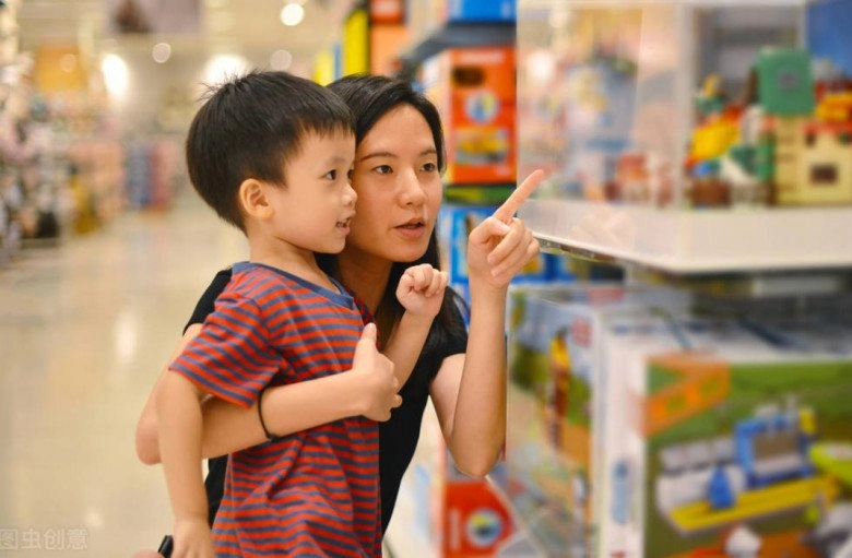 Con lén lấy kẹo trong siêu thị bị bảo vệ bắt mẹ có nhất thiết phải đối xử với một đứa trẻ như vậy không