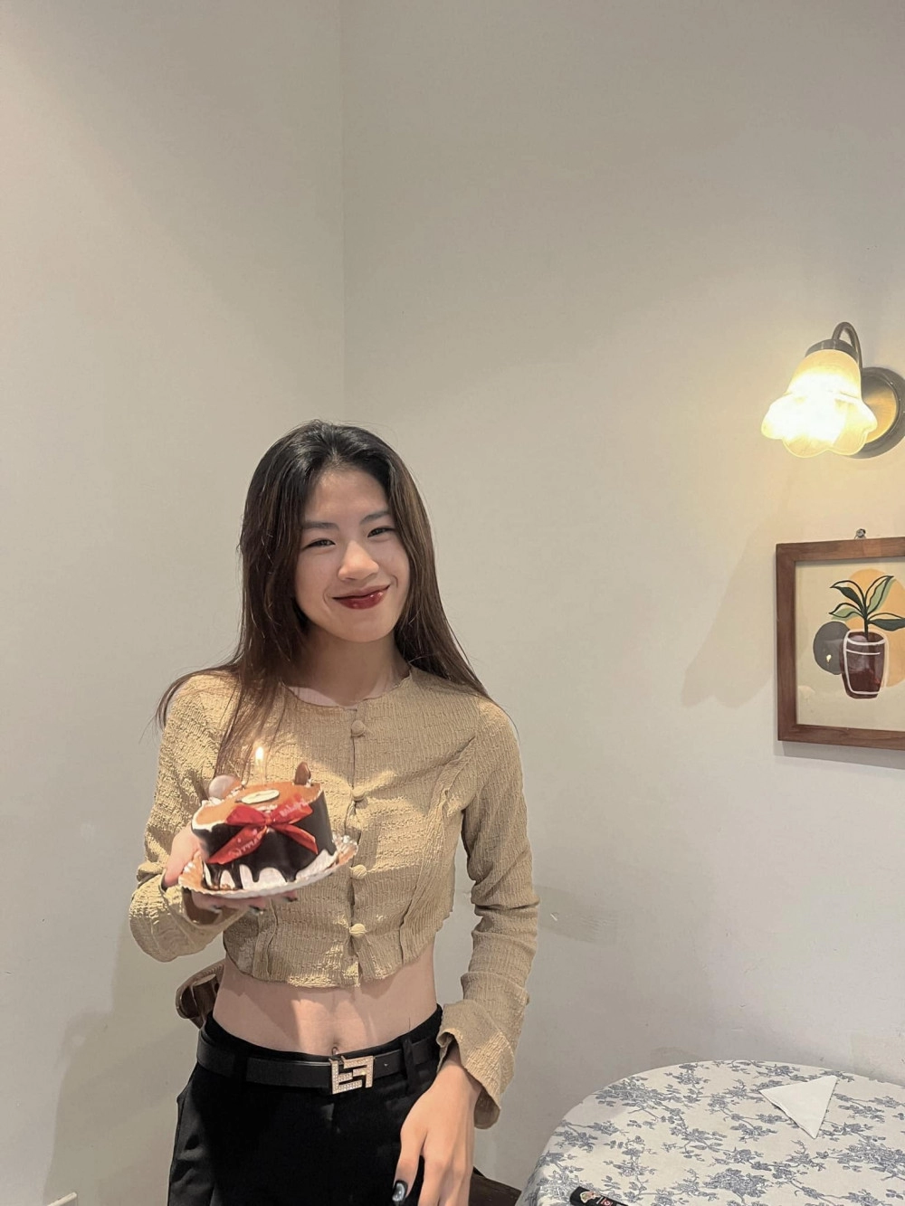 Dàn cầu thủ nữ việt nam trên sân quần đùi áo số như tomboy ngoài đời nữ tính ngắm là yêu