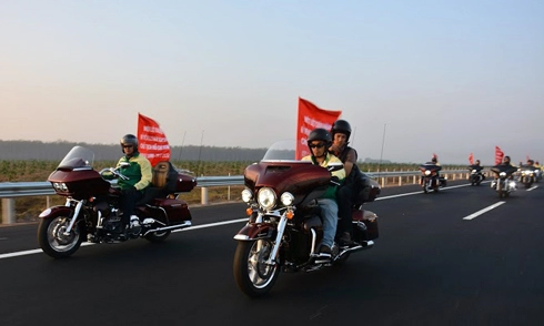  dàn môtô diễu hành trên đường cao tốc hiện đại nhất việt nam 