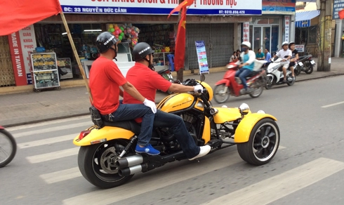  dàn môtô diễu hành trên thành phố hoa phượng đỏ 