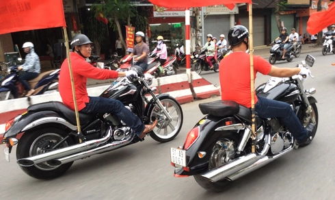  dàn môtô diễu hành trên thành phố hoa phượng đỏ 