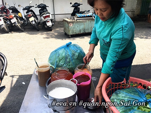 Đi ăn hàng bánh khọt vỉa hè có tôm nhảy khổng lồ to nhất sài gòn