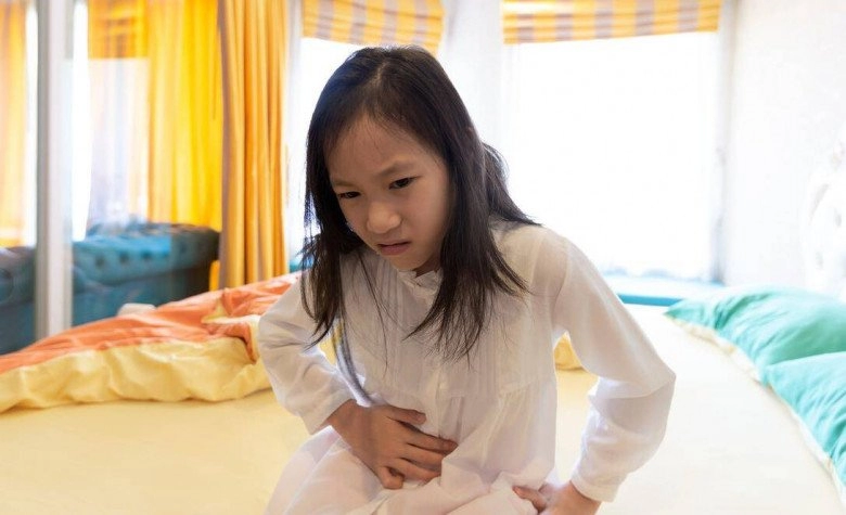 Đưa con gái 6 tuổi bị đau bụng đi khám bà mẹ khóc nghẹn khi bị bác sĩ mắng thật là tham lam