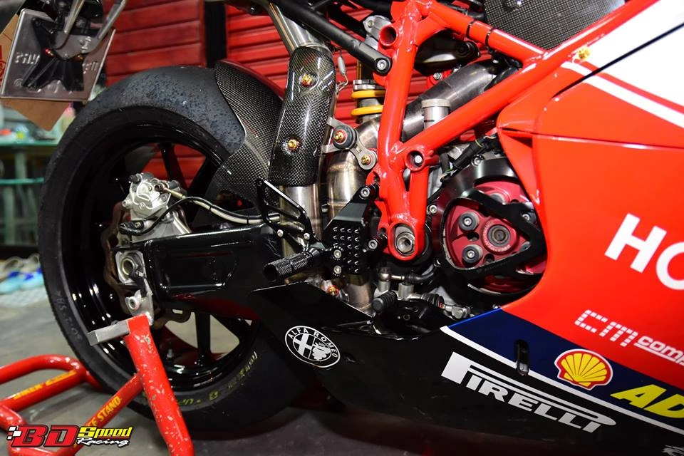 Ducati 749r mô tô huyền thoại ý hồi sinh với phong cách tem đấu xerox