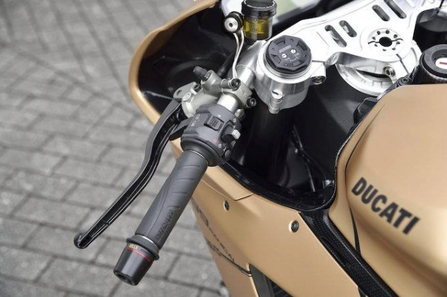 Ducati 899 panigale độ kịch độc với màu áo vàng xám