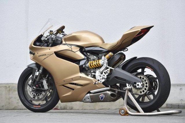 Ducati 899 panigale độ kịch độc với màu áo vàng xám