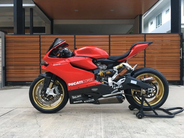 Ducati panigale 899 vẻ đẹp hào nhoáng với dàn chân oz racing