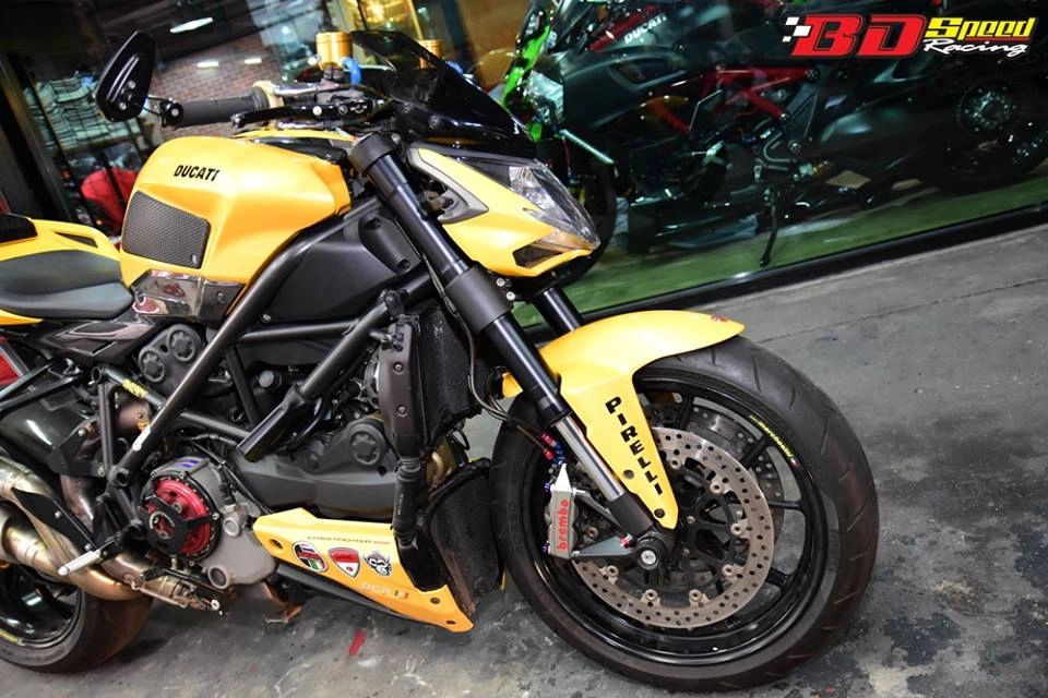 Ducati streetfighter gã khổng lồ mang tên ong bắp cày