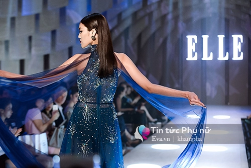 gà chiến của hà hồ tự tin catwalk cùng lan khuê mai ngô