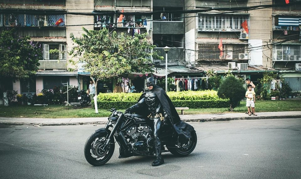 Harley davidson v-rod độ bánh béo mang phong cách batman của biker việt