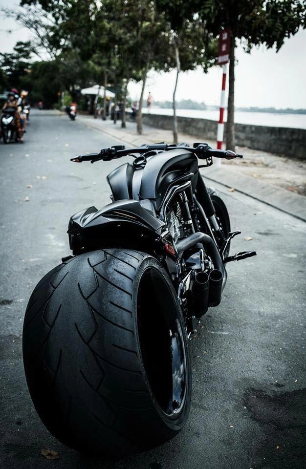 Harley davidson v-rod độ bánh béo mang phong cách batman của biker việt