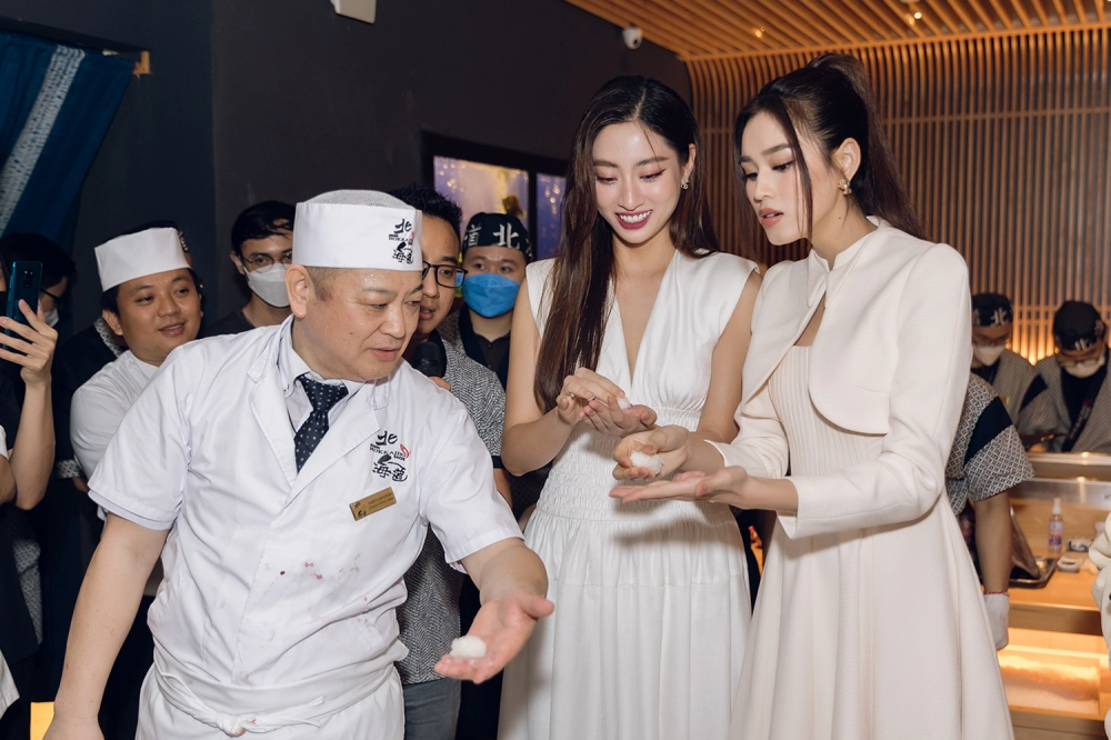 Hoa hậu lương thuỳ linh va đỗ hà chấp nhận thử thách làm sushi cá ngừ với bếp trưởng người nhật