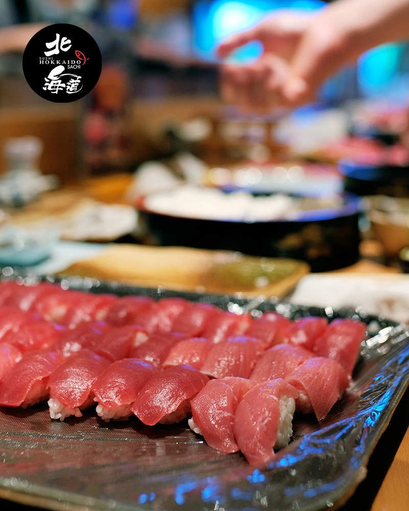 Hoa hậu lương thuỳ linh va đỗ hà chấp nhận thử thách làm sushi cá ngừ với bếp trưởng người nhật