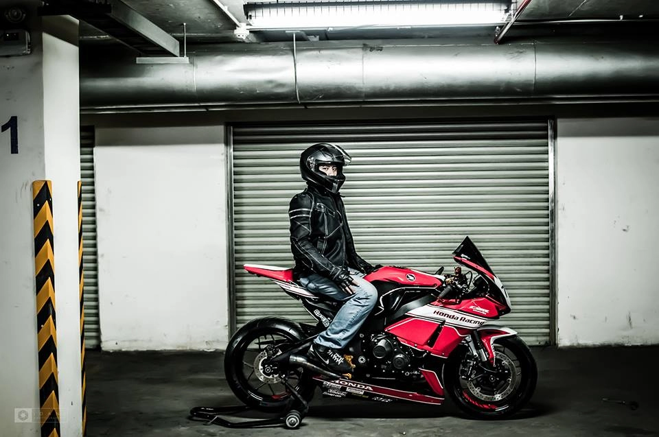 Honda cbr1000rr đẹp long lanh trong bộ ảnh đậm chất biker