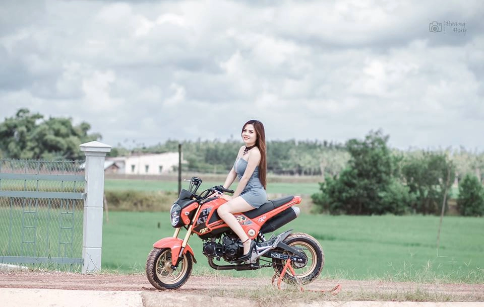 Honda msx khoe dáng bên chân dài