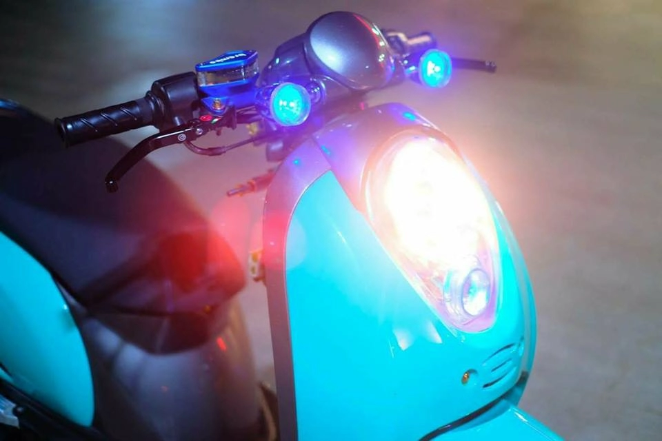 Honda scoopy độ ấn tượng với tone màu xanh nitron của biker nước bạn