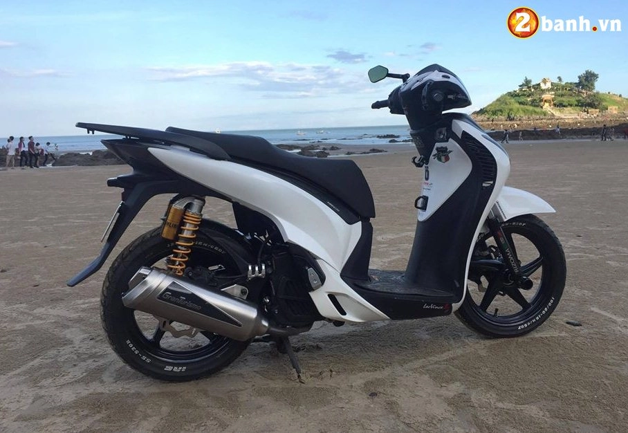 Honda sh độ ấn tượng với đồ chơi hàng hiệu của biker vũng tàu