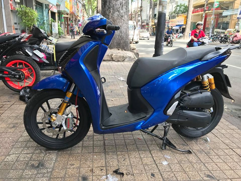 Honda sh việt nam độ hầm hố với dàn chân óng ánh sắc vàng